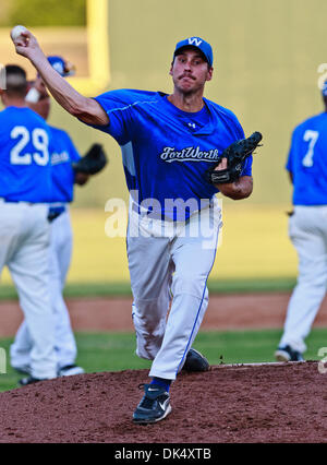 19. Juli 2011 - Fort Worth, Texas, USA - Fort Worth Katzen Krug Phillip Bartleski (35) in Aktion während der amerikanischen Vereinigung der Independent Professional Baseball Spiel zwischen Gary Southshore Railcats und Fort Worth Katzen auf dem historischen LaGrave-Baseball-Feld in Fort Worth, Tx. Gary Southshore Niederlagen Fort Worth 7 bis 3. (Kredit-Bild: © Dan Wozniak/Southcreek Global/ZUM Stockfoto