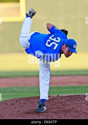 19. Juli 2011 - Fort Worth, Texas, USA - Fort Worth Katzen Krug Phillip Bartleski (35) in Aktion während der amerikanischen Vereinigung der Independent Professional Baseball Spiel zwischen Gary Southshore Railcats und Fort Worth Katzen auf dem historischen LaGrave-Baseball-Feld in Fort Worth, Tx. Gary Southshore Niederlagen Fort Worth 7 bis 3. (Kredit-Bild: © Dan Wozniak/Southcreek Global/ZUM Stockfoto