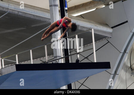 20. Juli 2011 - Shanghai, China - HU YADAN China nimmt einen Tauchgang während der vorherigen Runde der Frauen 10-Meter-Plattform Konkurrenz bei den FINA-Weltmeisterschaften in Shanghai. (Kredit-Bild: © Jeremy Breningstall/ZUMAPRESS.com) Stockfoto