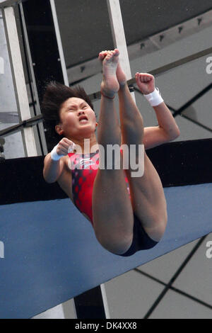 20. Juli 2011 - Shanghai, China - CHEN RUOLIN of China nimmt einen Tauchgang während der vorherigen Runde der Frauen 10-Meter-Plattform Konkurrenz bei den FINA-Weltmeisterschaften in Shanghai. (Kredit-Bild: © Jeremy Breningstall/ZUMAPRESS.com) Stockfoto