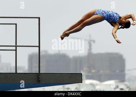 20. Juli 2011 - Shanghai, China - YULIA KOLTUNOVA von Russland nimmt einen Tauchgang während der vorherigen Runde der Frauen 10-Meter-Plattform Konkurrenz bei den FINA-Weltmeisterschaften in Shanghai. (Kredit-Bild: © Jeremy Breningstall/ZUMAPRESS.com) Stockfoto