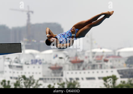 20. Juli 2011 - Shanghai, China - YULIA KOLTUNOVA von Russland nimmt einen Tauchgang während der vorherigen Runde der Frauen 10-Meter-Plattform Konkurrenz bei den FINA-Weltmeisterschaften in Shanghai. (Kredit-Bild: © Jeremy Breningstall/ZUMAPRESS.com) Stockfoto