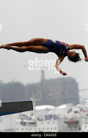 20. Juli 2011 - Shanghai, China - PANDELELA RINONG von Malaysia nimmt einen Tauchgang während der vorherigen Runde der Frauen 10-Meter-Plattform Konkurrenz bei den FINA-Weltmeisterschaften in Shanghai. (Kredit-Bild: © Jeremy Breningstall/ZUMAPRESS.com) Stockfoto