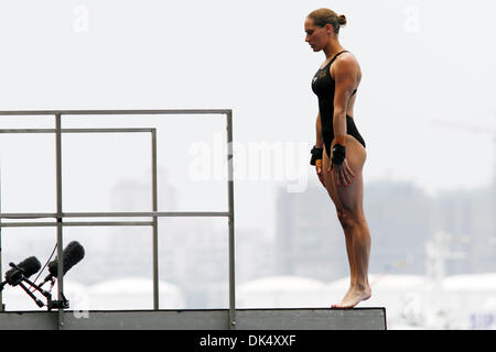 20. Juli 2011 nimmt - Shanghai, China - ALEXANDRA CROAK Australiens einen Tauchgang während der vorherigen Runde der Frauen 10-Meter-Plattform Konkurrenz bei den FINA-Weltmeisterschaften in Shanghai. (Kredit-Bild: © Jeremy Breningstall/ZUMAPRESS.com) Stockfoto