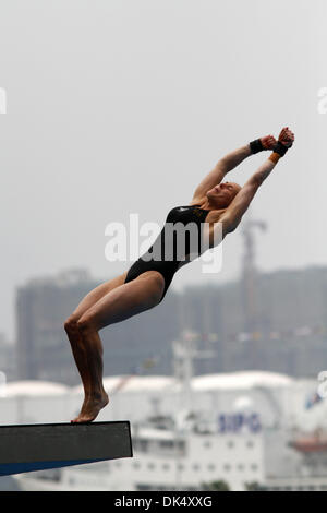 20. Juli 2011 nimmt - Shanghai, China - ALEXANDRA CROAK Australiens einen Tauchgang während der vorherigen Runde der Frauen 10-Meter-Plattform Konkurrenz bei den FINA-Weltmeisterschaften in Shanghai. (Kredit-Bild: © Jeremy Breningstall/ZUMAPRESS.com) Stockfoto