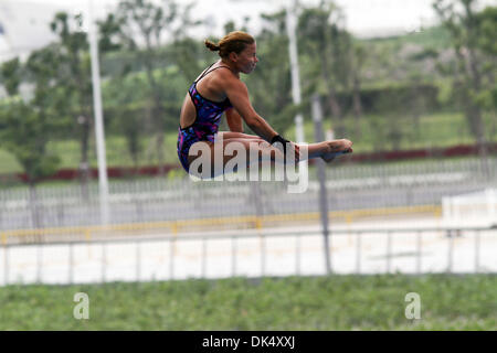 20. Juli 2011 - Shanghai, China - ROSELINE FILION Kanadas nimmt einen Tauchgang während der vorherigen Runde der Frauen 10-Meter-Plattform Konkurrenz bei den FINA-Weltmeisterschaften in Shanghai. (Kredit-Bild: © Jeremy Breningstall/ZUMAPRESS.com) Stockfoto