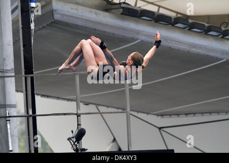 20. Juli 2011 nimmt - Shanghai, China - ALEXANDRA CROAK Australiens einen Tauchgang während der vorherigen Runde der Frauen 10-Meter-Plattform Konkurrenz bei den FINA-Weltmeisterschaften in Shanghai. (Kredit-Bild: © Jeremy Breningstall/ZUMAPRESS.com) Stockfoto