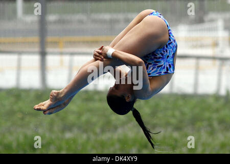 20. Juli 2011 - Shanghai, China - YULIA KOLTUNOVA von Russland nimmt einen Tauchgang während der vorherigen Runde der Frauen 10-Meter-Plattform Konkurrenz bei den FINA-Weltmeisterschaften in Shanghai. (Kredit-Bild: © Jeremy Breningstall/ZUMAPRESS.com) Stockfoto