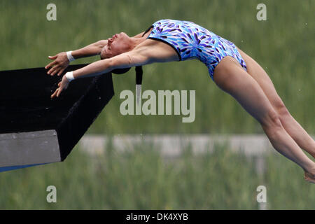 20. Juli 2011 - Shanghai, China - YULIA KOLTUNOVA von Russland nimmt einen Tauchgang während der vorherigen Runde der Frauen 10-Meter-Plattform Konkurrenz bei den FINA-Weltmeisterschaften in Shanghai. (Kredit-Bild: © Jeremy Breningstall/ZUMAPRESS.com) Stockfoto