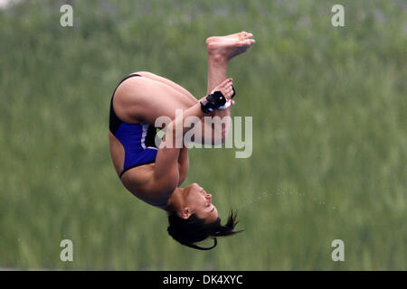20. Juli 2011 - Shanghai, China - MEAGHAN BENFEITO von Kanada nimmt einen Tauchgang während der vorherigen Runde der Frauen 10-Meter-Plattform Konkurrenz bei den FINA-Weltmeisterschaften in Shanghai. (Kredit-Bild: © Jeremy Breningstall/ZUMAPRESS.com) Stockfoto