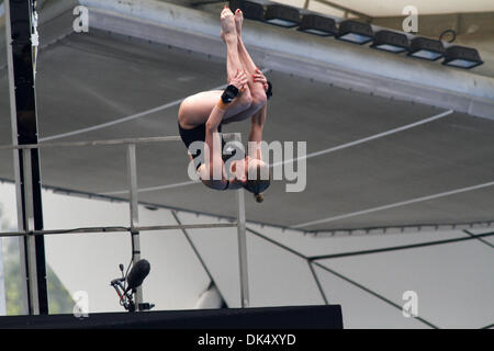 20. Juli 2011 nimmt - Shanghai, China - ALEXANDRA CROAK Australiens einen Tauchgang während der vorherigen Runde der Frauen 10-Meter-Plattform Konkurrenz bei den FINA-Weltmeisterschaften in Shanghai. (Kredit-Bild: © Jeremy Breningstall/ZUMAPRESS.com) Stockfoto