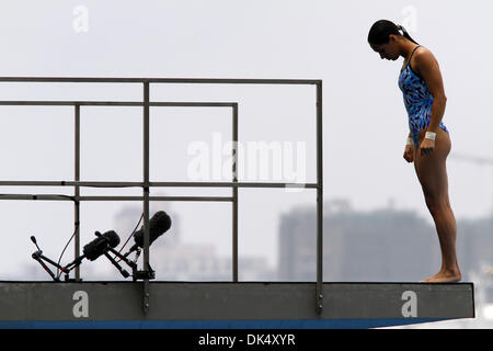 20. Juli 2011 - Shanghai, China - YULIA KOLTUNOVA von Russland nimmt einen Tauchgang während der vorherigen Runde der Frauen 10-Meter-Plattform Konkurrenz bei den FINA-Weltmeisterschaften in Shanghai. (Kredit-Bild: © Jeremy Breningstall/ZUMAPRESS.com) Stockfoto