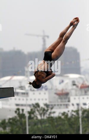 20. Juli 2011 nimmt - Shanghai, China - ALEXANDRA CROAK Australiens einen Tauchgang während der vorherigen Runde der Frauen 10-Meter-Plattform Konkurrenz bei den FINA-Weltmeisterschaften in Shanghai. (Kredit-Bild: © Jeremy Breningstall/ZUMAPRESS.com) Stockfoto