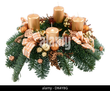 Adventskranz mit vier Kerzen, die isoliert auf weiss. Stockfoto