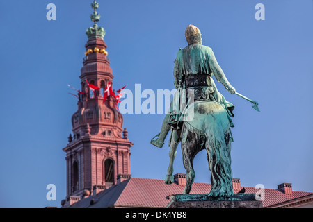 Schloss Christiansborg und Statue von Absalon auf dem Højbro Platz in Kopenhagen, Dänemark Stockfoto