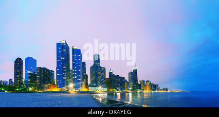 Downtown Chicago, IL an einem sonnigen Tag wie gesehen vom Lake Michigan Stockfoto