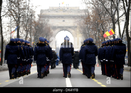 Rückansicht mit Truppen März während einer Militärparade Stockfoto