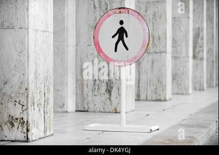 Alt und rostig Fußgänger verboten Schild Stockfoto