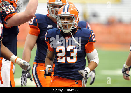 16. April 2011 - Syracuse, New York, USA - Syracuse Orange Runningback Prinz-TYSON GULLEY (23) tanzt auf der Seitenlinie vor Beginn der jährlichen blau/weiß-Spiel an den Carrier Dome. (Kredit-Bild: © Michael Johnson/Southcreek Global/ZUMAPRESS.com) Stockfoto