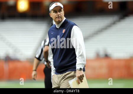 16. April 2011 - schaut Syracuse, New York, USA - Syracuse Orange Cheftrainer Doug Marrone der Anzeigetafel im ersten Quartal das jährliche blau/weiß-Spiel im Carrier Dome in Syracuse, NY. (Kredit-Bild: © Michael Johnson/Southcreek Global/ZUMAPRESS.com) Stockfoto