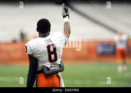 16. April 2011 - feiert Syracuse, New York, USA - Syracuse Orange Cornerback Keon Lyn (8) die zweite Quartal Touchdown während des jährlichen blau/weiß-Spiels am Carrier Dome in Syracuse, New York. (Kredit-Bild: © Michael Johnson/Southcreek Global/ZUMAPRESS.com) Stockfoto