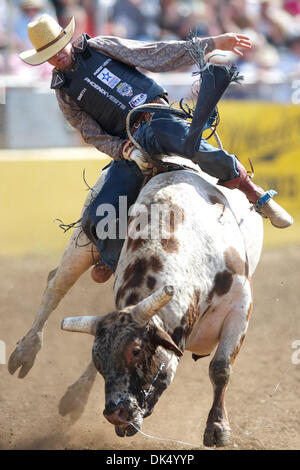 16. April 2011 - Red Bluff, Kalifornien, USA - Tyler Smith von Fruita, CO fährt wütend Elf bei der 2011 Red Bluff Round-Up an der Tehama Stadtteil Fairgrounds in Red Bluff, CA. (Credit-Bild: © Matt Cohen/Southcreek Global/ZUMAPRESS.com) Stockfoto