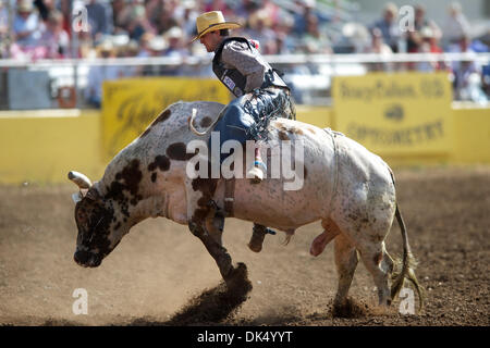 16. April 2011 - Red Bluff, Kalifornien, USA - Tyler Smith von Fruita, CO fährt wütend Elf bei der 2011 Red Bluff Round-Up an der Tehama Stadtteil Fairgrounds in Red Bluff, CA. (Credit-Bild: © Matt Cohen/Southcreek Global/ZUMAPRESS.com) Stockfoto