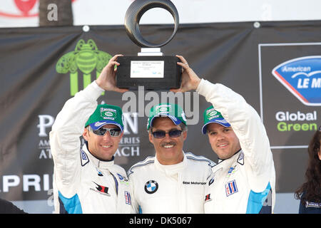 16. April 2011 - Long Beach, Kalifornien, Vereinigte Staaten von Amerika - Fahrer des BMW M3 GT Autos #56 Dirk Müller und Joey Hand heben ihren 1. Platz Pokal als Sieger der GT-Klasse American Le Mans-Rennen durch die Straßen von Long Beach, Kalifornien. (Kredit-Bild: © Tony Leon/Southcreek Global/ZUMAPRESS.com) Stockfoto