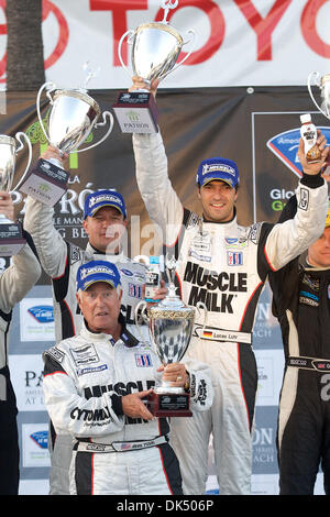 16. April 2011 - Long Beach, Kalifornien, Vereinigte Staaten von Amerika - Klaus Graf und Lucas Luhr Fahrer des Wagens Muscle Milk #6 Aston Martin Lola B08. Feiern Sie mit ihren Teambesitzer Greg Pickett.  Sie waren 1. Platz Gesamtsieger Rennen der American Le Mans Series durch die Straßen von Long Beach, Kalifornien erhöhen ihre Gönner-Flaschen, wie sie ihren Sieg feiern. (Bild Kredit: Stockfoto