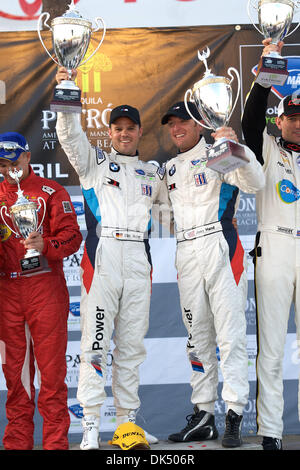 16. April 2011 - Long Beach, Kalifornien, Vereinigte Staaten von Amerika - Fahrer des BMW M3 GT Autos #56 Dirk Müller und Joey Hand heben ihren 1. Platz Pokal als Sieger der GT-Klasse American Le Mans-Rennen durch die Straßen von Long Beach, Kalifornien. (Kredit-Bild: © Tony Leon/Southcreek Global/ZUMAPRESS.com) Stockfoto