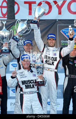 16. April 2011 - Long Beach, Kalifornien, Vereinigte Staaten von Amerika - Klaus Graf und Lucas Luhr Fahrer des Wagens Muscle Milk #6 Aston Martin Lola B08. Feiern Sie mit ihren Teambesitzer Greg Pickett.  Sie waren 1. Platz Gesamtsieger Rennen der American Le Mans Series durch die Straßen von Long Beach, Kalifornien erhöhen ihre Gönner-Flaschen, wie sie ihren Sieg feiern. (Bild Kredit: Stockfoto