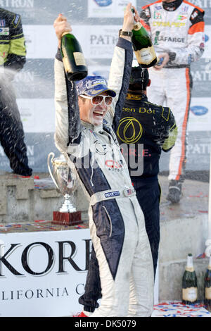 16. April 2011 - Long Beach, Kalifornien, USA - GUNNAR JEANNETTE wirft zwei Flaschen Champagne in der Feier von seinen 1. Platz zu gewinnen in der PC-Klasse American Le Mans-Rennen durch die Straßen von Long Beach. (Kredit-Bild: © Tony Leon/Southcreek Global/ZUMAPRESS.com) Stockfoto