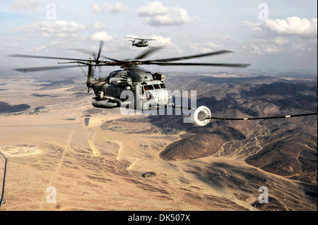 Ein US Marine Corps CH-53E Super Stallion-Hubschrauber bereitet, aus einem Flugzeug der Luftwaffe HC-130J Bekämpfung König II bei Luft tanken 15. November 2013 in der Nähe von Camp Lemonier, Dschibuti tanken. Stockfoto