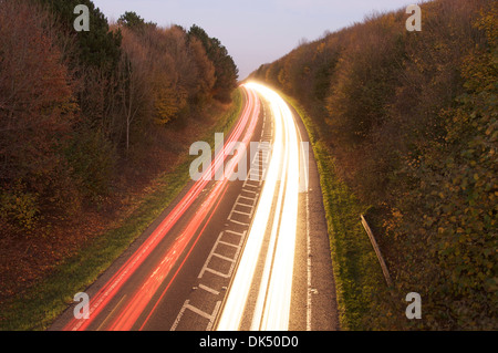 Transport auf der Straße. Schlieren Autolichter aus den Abend Berufsverkehr umgehen wie es um die Dorchester streams. Dorset, England. Vereinigtes Königreich. Stockfoto