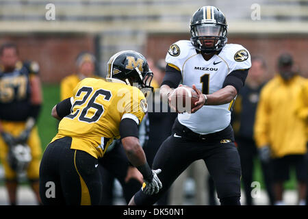 16. April 2011 - Columbia, Missouri, Vereinigte Staaten von Amerika - Missouri Tigers quarterback James Franklin (1) Hände weg von den Ball zu Missouri Tigers Stau De'Vion Moore (26) während der 2011 schwarz und Gold Frühling Fußball Scrimmage das gespielt wird, um das Ende im Frühling Training kennzeichnen. Das Spiel wurde auf dem Campus der Universität am Faurot Field at Memorial Stadium gespielt. Stockfoto