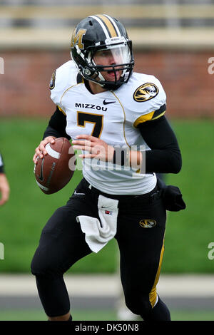 16. April 2011 - Columbia, Missouri, Vereinigte Staaten von Amerika - Missouri Tigers quarterback Tyler Gabbert (7) in Aktion während der 2011 schwarz und Gold Frühling Fußball Scrimmage das gespielt wird, um das Ende im Frühling Training kennzeichnen. Das Spiel wurde am Faurot Field at Memorial Stadium auf dem Campus der University of Missouri in Columbia gespielt. (Kredit-Bild: © Scott Stockfoto