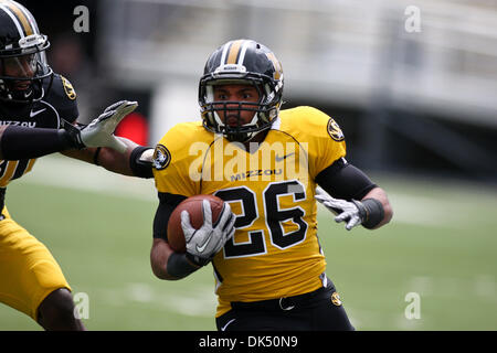 16. April 2011 - Columbia, Missouri, Vereinigte Staaten von Amerika - Missouri Tigers Sicherheit Kenronte Walker (30) und Missouri Tigers Stau De'Vion Moore (26) in Aktion während der 2011 schwarz und Gold Frühling Fußball Scrimmage das gespielt wird, um das Ende der Feder kennzeichnen Training. Das Spiel wurde am Faurot Field at Memorial Stadium auf dem Campus der Universität Missour gespielt. Stockfoto