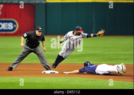 16. April 2011 - St. Petersburg, Florida, USA - Tampa Bay Rays Recht Fielder MATT JOYCE #20 Dias in zweiten Base als Zwillinge Shortstop ALEXI CASTILLA Tauchgänge zu machen den Fang. Die Läufer war sicher. Die Tampa Bay Rays schlagen die Minnesota Zwillinge 4-3 im Tropicana Field in St. Petersburg, Florida. (Kredit-Bild: © Scott Kelby/Southcreek Global/ZUMAPRESS.com) Stockfoto