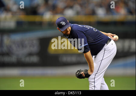 16. April 2011 - St. Petersburg, Florida, USA - 16. April 2011 - St. Petersburg, FL, USA - Tampa Bay Rays ab Krug Jeff Niemann #34 überprüft die Läufer auf den ersten während der frühen Inning Aktion. Die Tampa Bay Rays schlagen die Minnesota Zwillinge 4-3 im Tropicana Dome in St. Petersburg, Florida. (Bild Kredit: Â © Scott Kelby/Southcreek Global) (Kredit-Bild: © Scott Kelby/Southcreek Glob Stockfoto