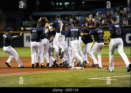 16. April 2011 - St. Petersburg, Florida, USA - 16. April 2011 - St. Petersburg, FL, USA - die Strahlen feiern und das Feld nach dem Sieg in der Unterseite des 9. stürzen. Die Tampa Bay Rays schlagen die Minnesota Zwillinge 4-3 im Tropicana Field in St. Petersburg, Florida. (Bild Kredit: Â © Scott Kelby/Southcreek Global) (Kredit-Bild: © Scott Kelby/Southcreek Global/ZUMAPRESS.com) Stockfoto