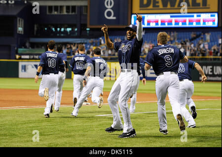 16. April 2011 - St. Petersburg, Florida, USA - 16. April 2011 - St. Petersburg, FL, USA - die Strahlen feiern und das Feld nach dem Sieg in der Unterseite des 9. stürzen. Die Tampa Bay Rays schlagen die Minnesota Zwillinge 4-3 im Tropicana Field in St. Petersburg, Florida. (Bild Kredit: Â © Scott Kelby/Southcreek Global) (Kredit-Bild: © Scott Kelby/Southcreek Global/ZUMAPRESS.com) Stockfoto