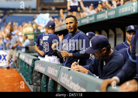 16. April 2011 - sind St. Petersburg, Florida, USA - 16. April 2011 - St. Petersburg, FL, USA - Tampa Bay Rays Designated Hitter, die Johnny Damon #22, wie die Strahlen gepumpt wird zurück in das Spiel während der 9. Inning. Die Tampa Bay Rays fuhr fort, die Minnesota Zwillinge 4-3 schlagen im Tropicana Field in St. Petersburg, Florida. (Bild Kredit: Â © Scott Kelby/Southcreek Global) (Kredit-Bild: © S Stockfoto