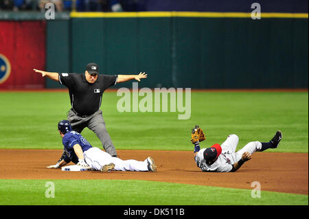 16. April 2011 - St. Petersburg, Florida, USA - 16. April 2011 - St. Petersburg, FL, USA - Tampa Bay Rays Recht Fielder Matt Joyce #20 Dias in zweiten Base wie Zwillinge Second Baseman Castille, die machen den Fang taucht. Die Läufer war sicher. Die Tampa Bay Rays schlagen die Minnesota Zwillinge 4-3 im Tropicana Field in St. Petersburg, Florida. (Kredit-Bild: © Scott Kelby/Southcreek Glob Stockfoto