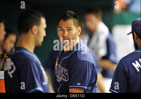 16. April 2011 - St. Petersburg, Florida, USA - 16. April 2011 - St. Petersburg, FL, USA - Tampa Bay Rays Designated Hitter Johnny Damon #22 auf der Trainerbank im 6. Inning, weit vor seinen Hit in der Unterseite des 9. bis das Spiel für die Sonnenstrahlen zu gewinnen. Die Tampa Bay Rays schlagen die Minnesota Zwillinge 4-3 im Tropicana Dome in St. Petersburg, Florida. (Kredit-Bild: © Scott Kelby/Süd Stockfoto