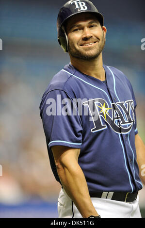 16. April 2011 - St. Petersburg, Florida, USA - 16. April 2011 - St. Petersburg, FL, USA - Tampa Bay Rays Designated Hitter ist Johnny Damon #22, alle Lächeln, früh im Spiel, nicht wissend, dass in der Unterseite des 9. seinen Hit gewinnt das Spiel für die Strahlen. Die Tampa Bay Rays schlagen die Minnesota Zwillinge 4-3 im Tropicana Dome in St. Petersburg, Florida. (Kredit-Bild: © Scott Kelby/Sou Stockfoto