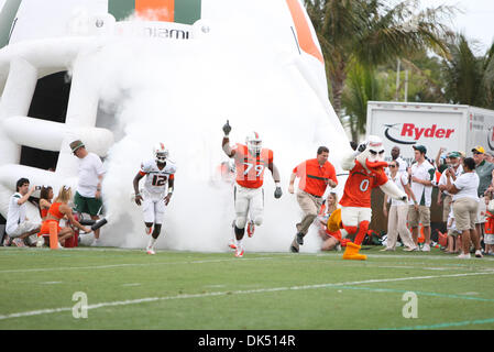 16. April 2011 - Fort Lauderdale, Florida, USA - Miami Hurricanes-Team während der Frühling-Football-Spiel im Lockhart Stadium in Fort Lauderdale, Florida. (Kredit-Bild: © Luis Blanco/Southcreek Global/ZUMApress.com) Stockfoto