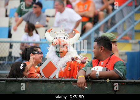 16. April 2011 - Fort Lauderdale, Florida, USA - Miami Hurricanes Fans während der Frühling-Football-Spiel im Lockhart Stadium in Fort Lauderdale, Florida. (Kredit-Bild: © Luis Blanco/Southcreek Global/ZUMApress.com) Stockfoto