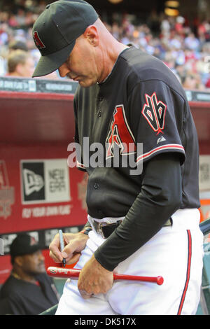 16. April 2011 - unterschreibt Phoenix, Arizona, USA - Arizona-Diamantmarkierungen Manager Kirk Gibson eine Fledermaus vor einem Spiel gegen die San Francisco Giants. Die Riesen besiegt die Diamondbacks 5-3 in der zweiten der drei Spielserie im Chase Field. (Kredit-Bild: © Chris Pondy/Southcreek Global/ZUMAPRESS.com) Stockfoto