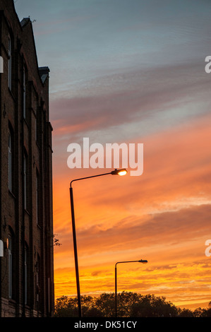 Dramatische Wolken über Hackney Wick bei Sonnenuntergang, London, Vereinigtes Königreich Stockfoto