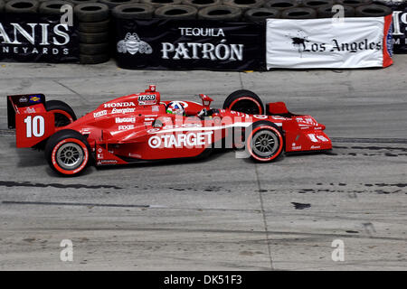 17. April 2011 - Long Beach, Kalifornien, Vereinigte Staaten von Amerika - Dario Franchitti Fahrer der #10 Ziel Auto Geschwindigkeiten von 5 Schalten während der Izod-Indy-Series-Rennen durch die Straßen von Long Beach, Kalifornien.  Franchitti würde fortfahren, um das 1,96 Meile street Parcours Rennen an dritter Stelle insgesamt zu beenden. (Kredit-Bild: © Tony Leon/Southcreek Global/ZUMAPRESS.com) Stockfoto